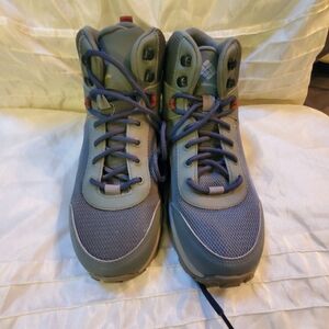Columbia Women's Newton Ridge Plus Mid Waterproof Hiking Boots size 11
